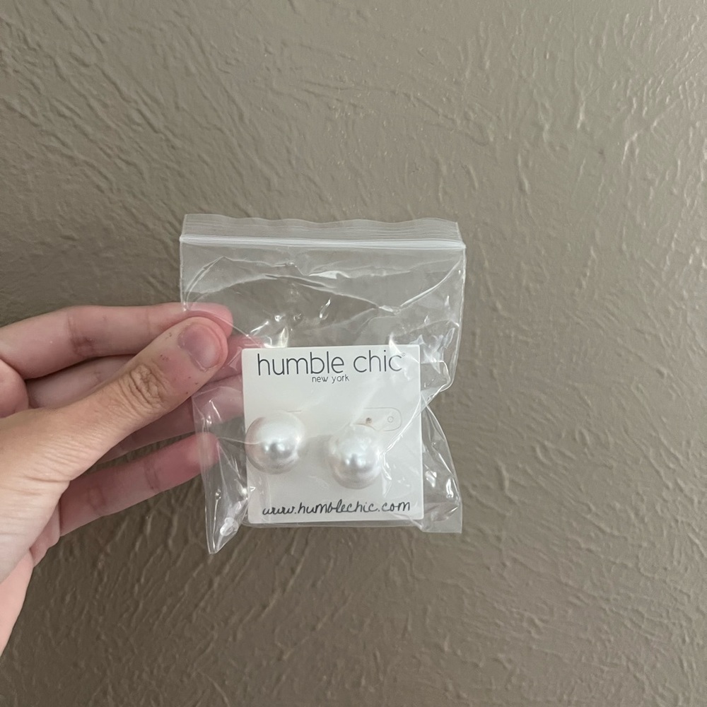 new earrings but missing backing